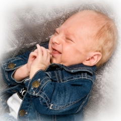 Niestadt-Fotografie-Schoonhoven-Newborn-shoot-baby-op-gehaakt-kleed-met-lach