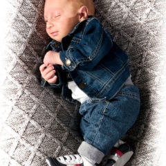 Niestadt-Fotografie-Schoonhoven-Newborn-shoot-baby-op-gehaakt-kleed-slapend