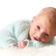 Niestadt-Fotografie-Schoonhoven-Newborn-shoot-baby-op-schapenvacht