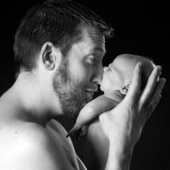 Niestadt-Fotografie-Schoonhoven-Newborn-shoot-vader-met-dochter-sfeervol-tegen-een-donkere-achtergrond-2