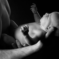 Niestadt-Fotografie-Schoonhoven-Newborn-shoot-vader-met-dochter-sfeervol-tegen-een-donkere-achtergrond-3