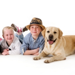 Niestadt-fotografie-Schoonhoven-studio-shoot-kinderen-liggen-op-de-grond-met-hond