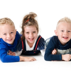 Niestadt-fotografie-Schoonhoven-studio-shoot-met-drie-kinderen-die-lol-hebben-met-elkaar