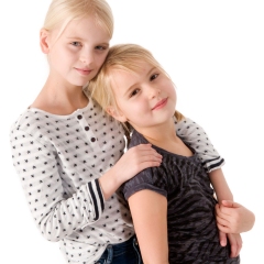Niestadt-fotografie-Schoonhoven-studio-shoot-met-twee-zusjes-tegen-een-witte-achtergrond