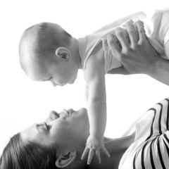 Niestadt-fotografie-Schoonhoven-studio-shoot-moeder-met-baby-liggend