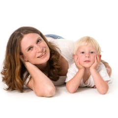 Niestadt-fotografie-Schoonhoven-studio-shoot-moeder-met-dochter-liggend-op-de-grond