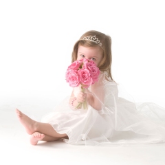 Niestadt-fotografie-Schoonhoven-studio-shoot-super-schattig-meisje-die-samen-met-ouders-gaat-trouwen