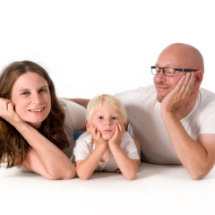 Niestadt-fotografie-Schoonhoven-studio-shoot-vader-moeder-en-zoon-samen-liggend