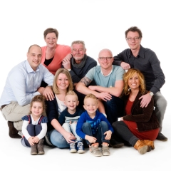 Niestadt-fotografie-Schoonhoven-studio-shoot-van-een-hele-familie-met-kinderen-en-kleinkinderen